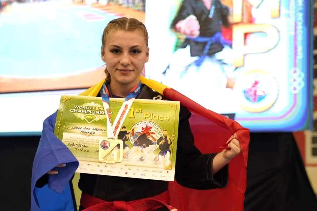 Sportivă de kempo cu steagul României, medalia de aur și diploma de locul 1 la Campionatul Mondial din Portugalia.
