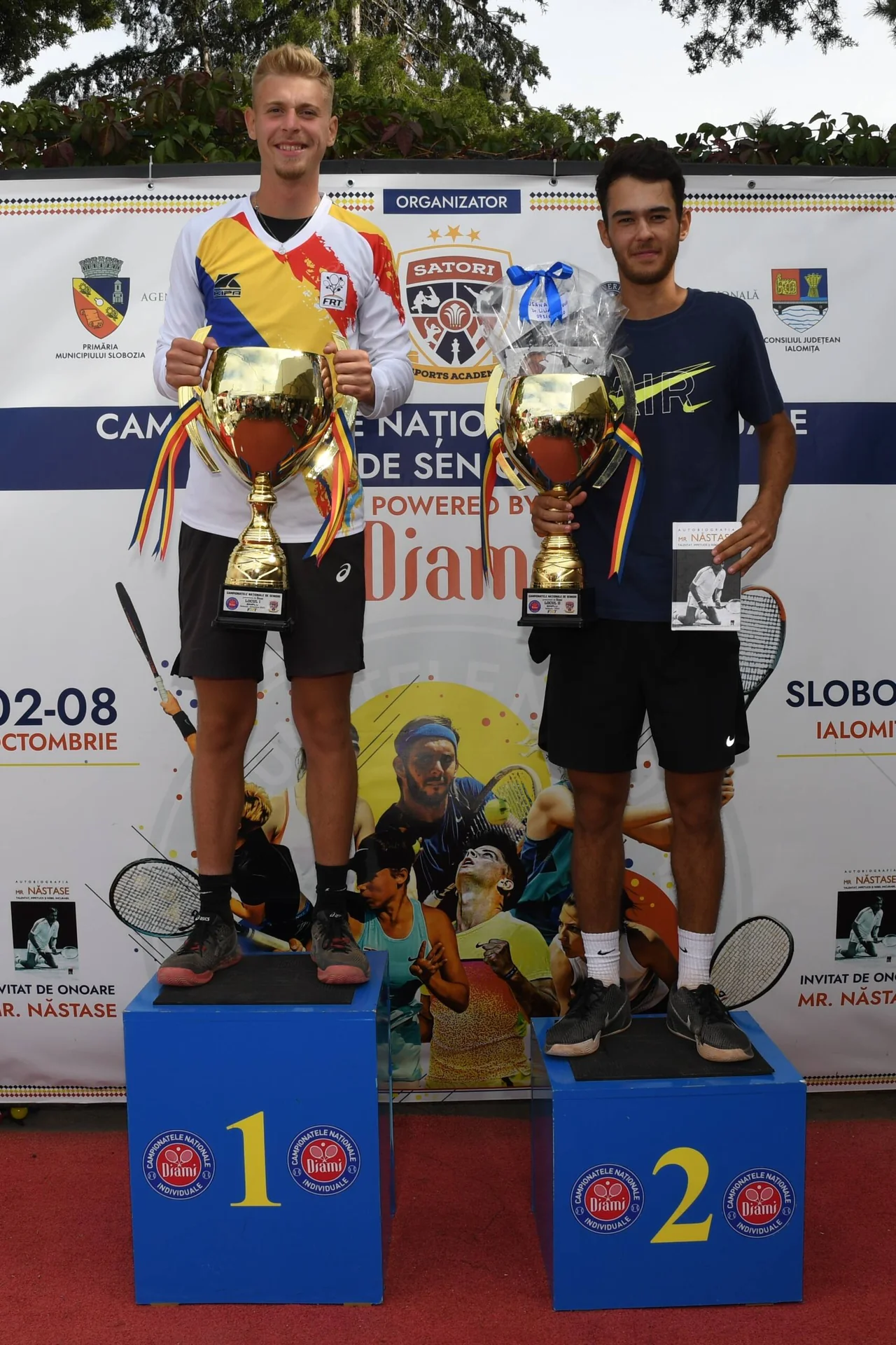 Alexandru Chiriță, pe treapta întâi, și Ștefan Adrian Andreescu, pe a doua, cu trofeele pe podiumul Campionatelor Naționale de Seniori.