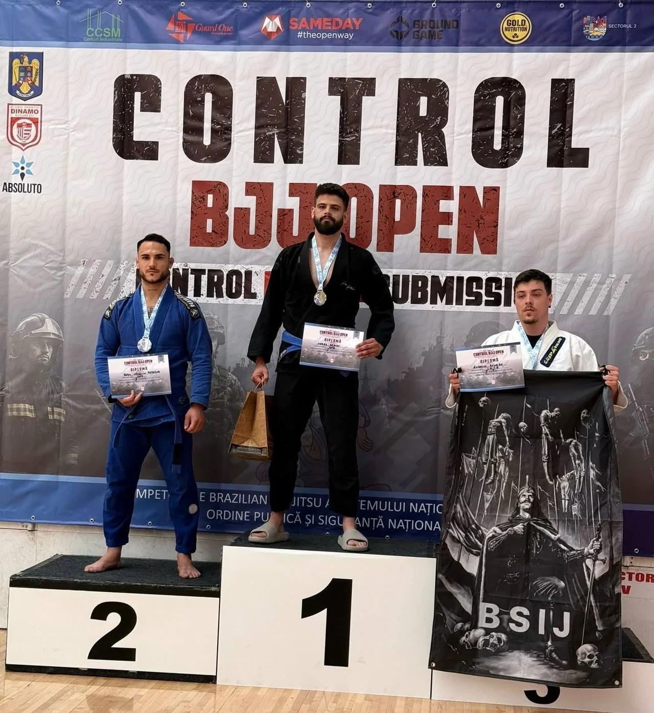 Premierea la Control BJJ Open: trei sportivi în kimonouri, cu medaliile și diplomele, pe podium.