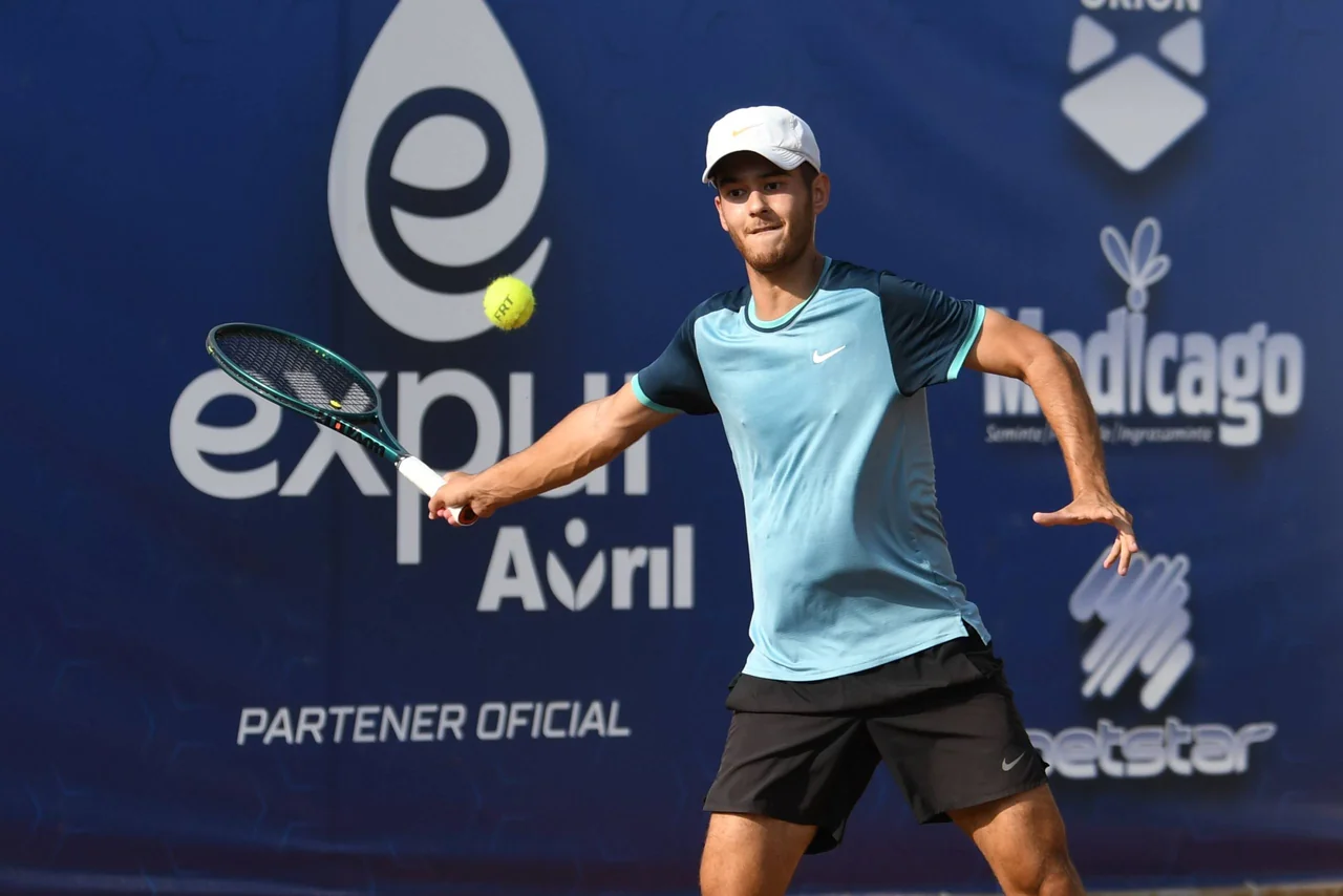Ștefan Andreescu lovește din forehand la turneul Prestige Open Slobozia, în fața unui panou albastru cu parteneri.