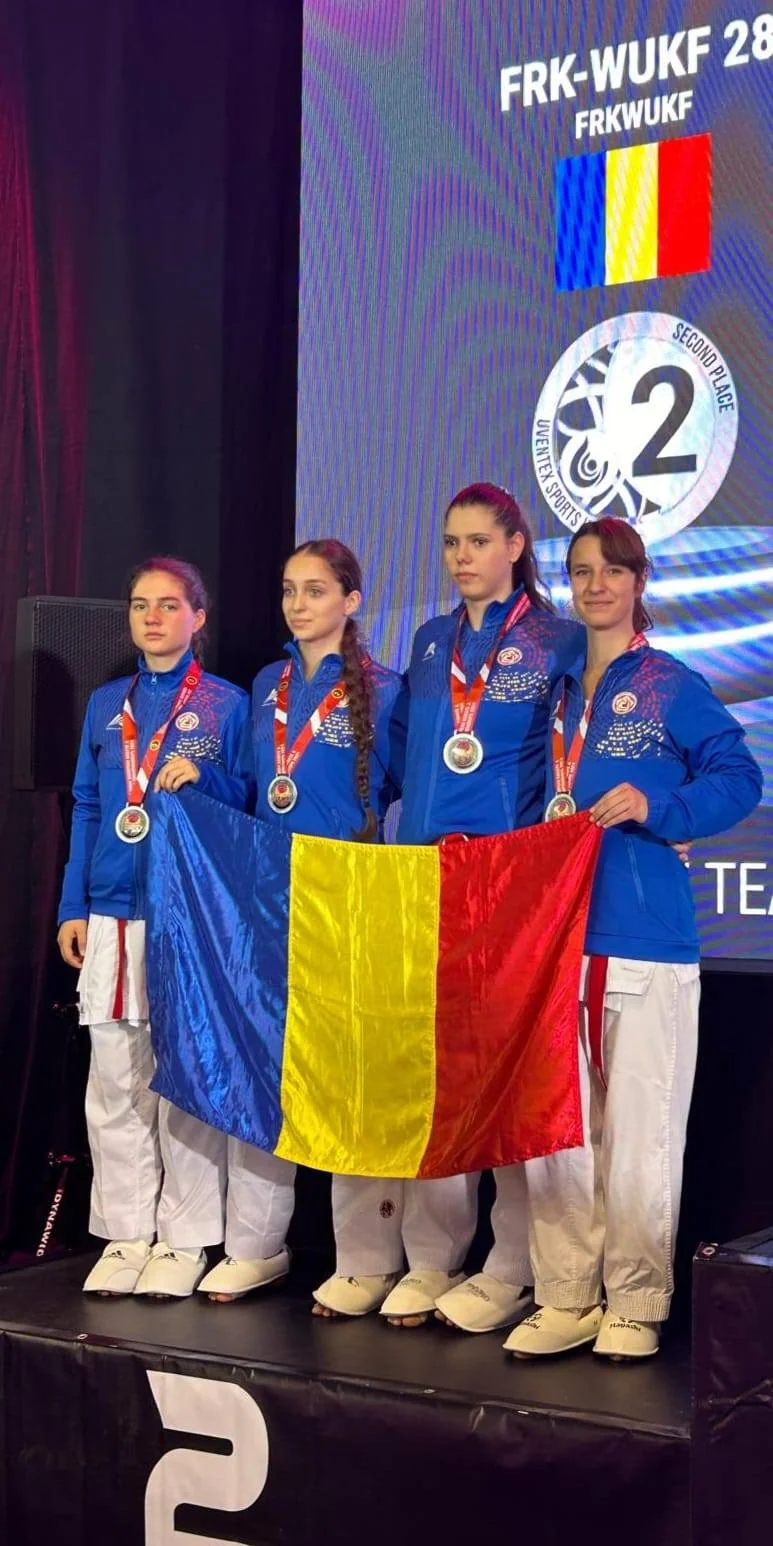 Echipa feminină de cadete a României, cu steagul tricolor, pe treapta a doua a podiumului la Europenele WUKF.