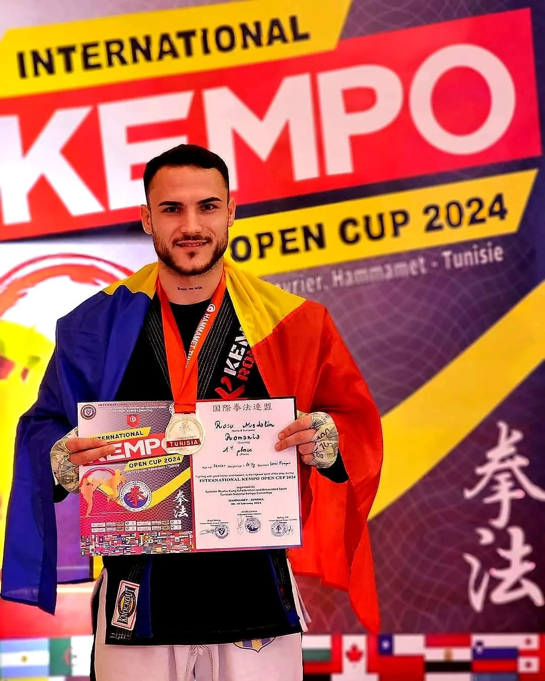 Mădălin Roșu, cu steagul României pe umeri, medalia și diploma de la International Kempo Open Cup 2024 din Tunisia.