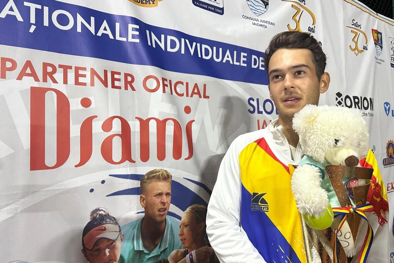Ștefan Andreescu, campion național la tenis de câmp, cu un ursuleț de pluș și flori, în fața panoului DIAMI Trophy.