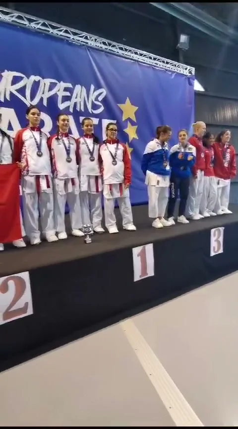 Podium cu mai multe karatiste medaliate, în kimonouri și treninguri, la Campionatul European de Karate WUKF.