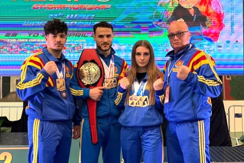 Trei sportivi de kempo cu medalii și o centură de campion, alături de antrenor, în treninguri tricolore.