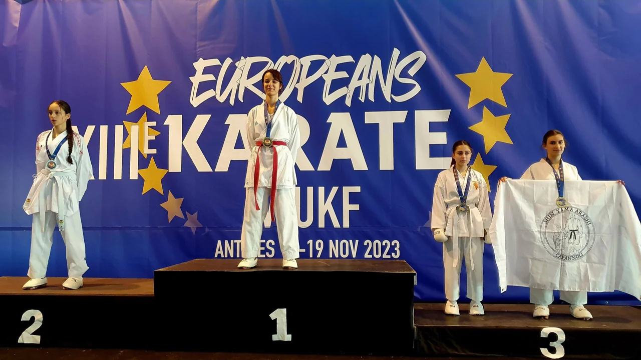 Podiumul Campionatului European de Karate WUKF de la Antibes, 15-19 noiembrie 2023, cu o karatistă pe treapta întâi și medaliatele de pe locurile 2 și 3.