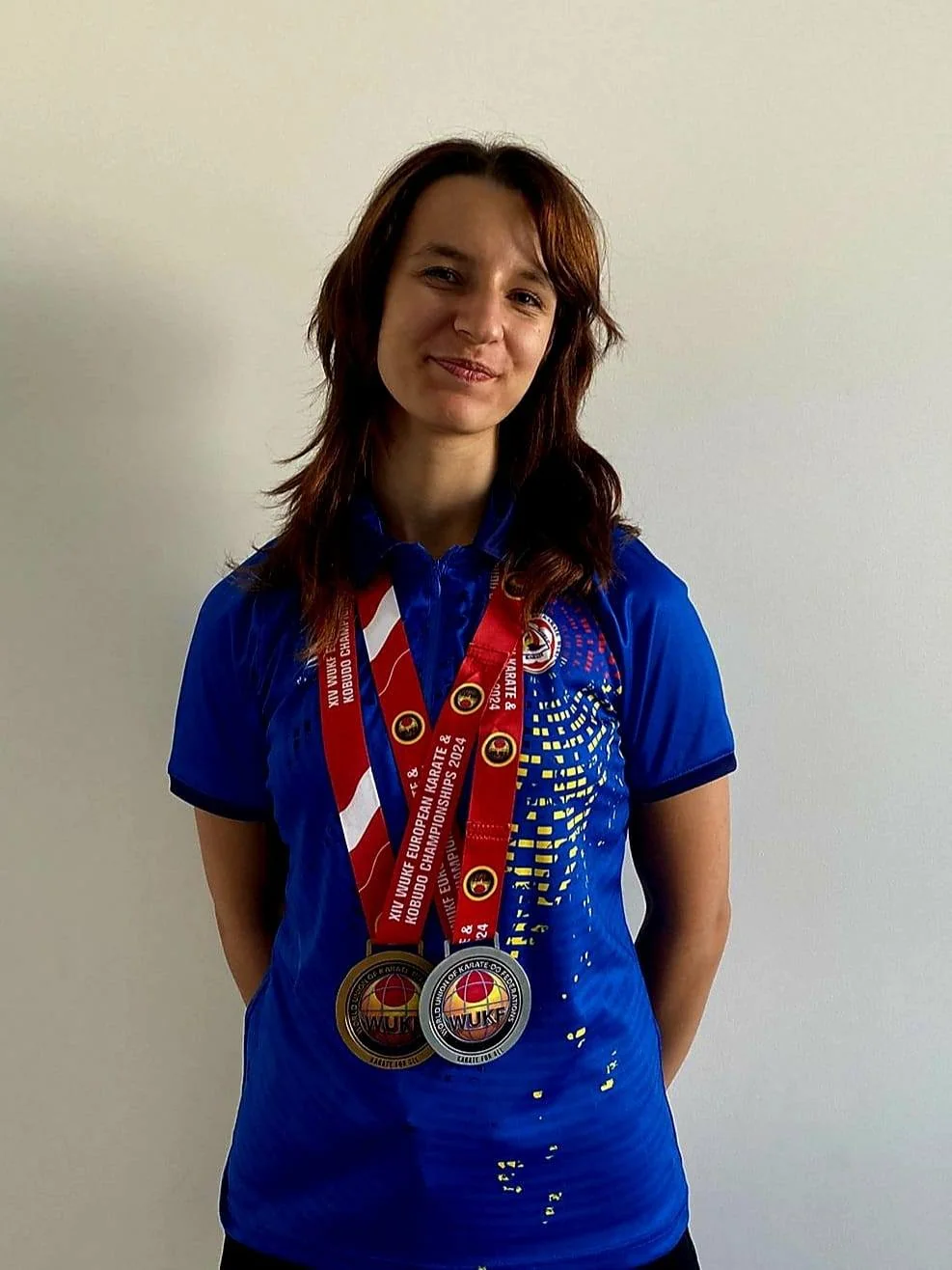 Ana Maria Matache, în tricoul echipei naționale, cu cele două medalii de la Campionatul European WUKF.