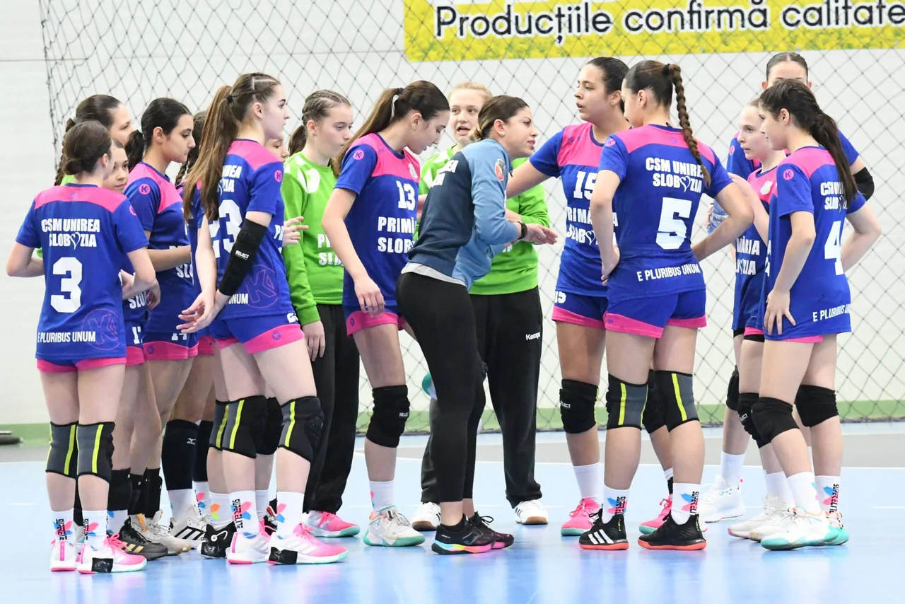Jucătoarele echipei de junioare 3, strânse în cerc în jurul antrenoarei, în timpul meciului cu Viitorul Pantelimon.