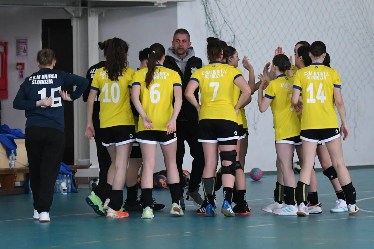 Jucătoarele de la junioare 2, în galben, strânse în jurul antrenorului, înaintea meciului cu CSS Ilfov.