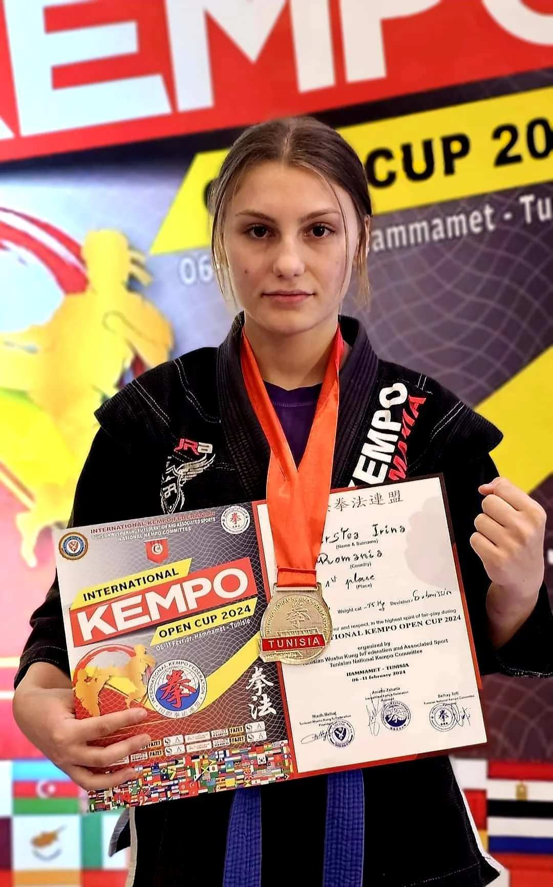 Irina Cîrstea, în kimono negru, cu medalia de aur și diplomele de la International Kempo Open Cup 2024 din Tunisia.